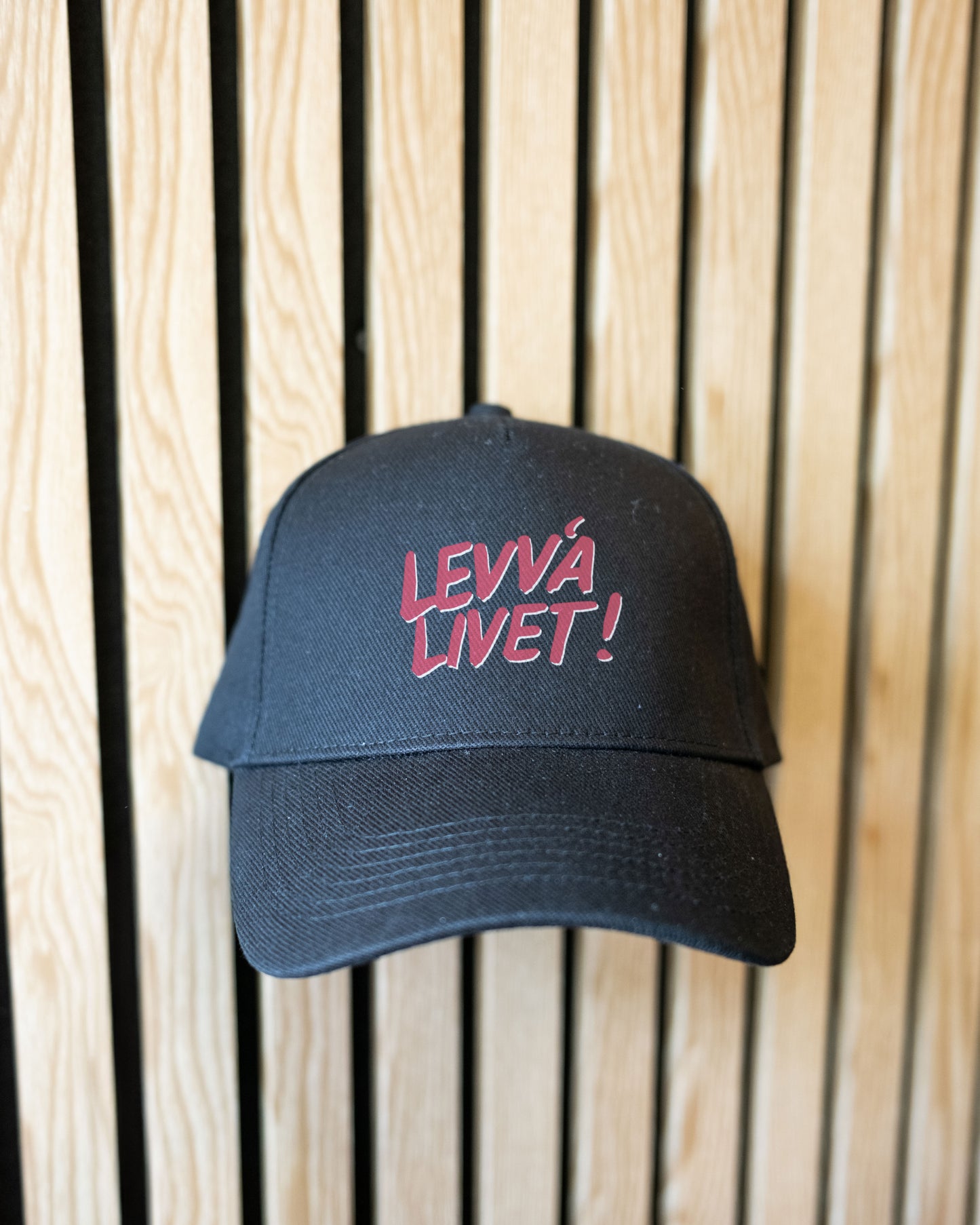 Caps | Sort | Levva Livet