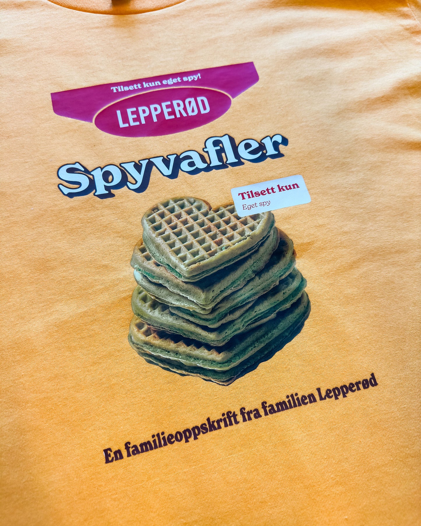 Lepperøds Spyvafler Tee | Gul