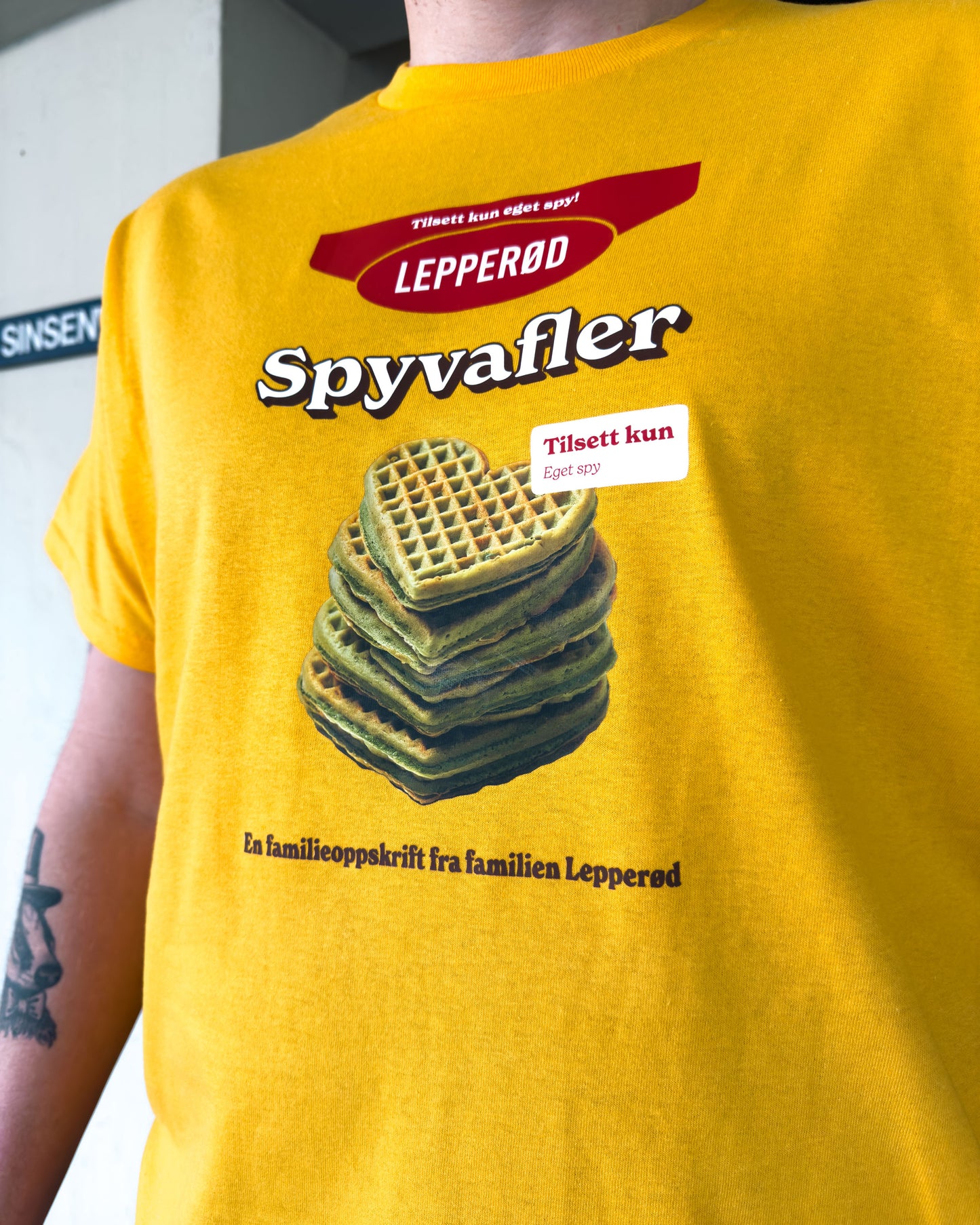 Lepperøds Spyvafler Tee | Gul