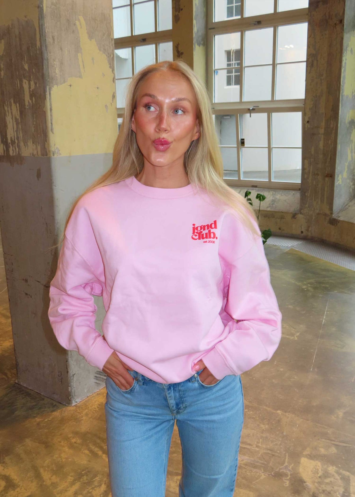 jgnd club. crewneck | strawberry