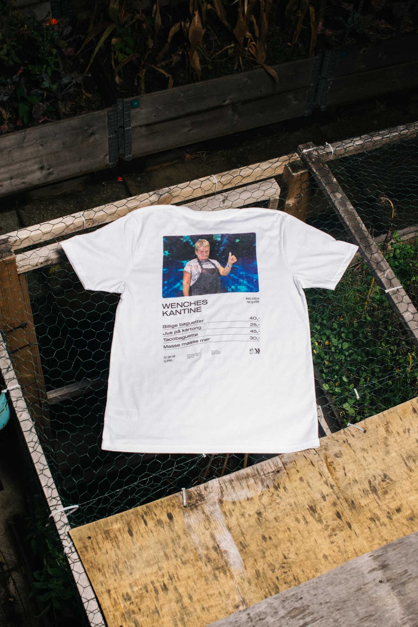 Wenches kantine | Tee