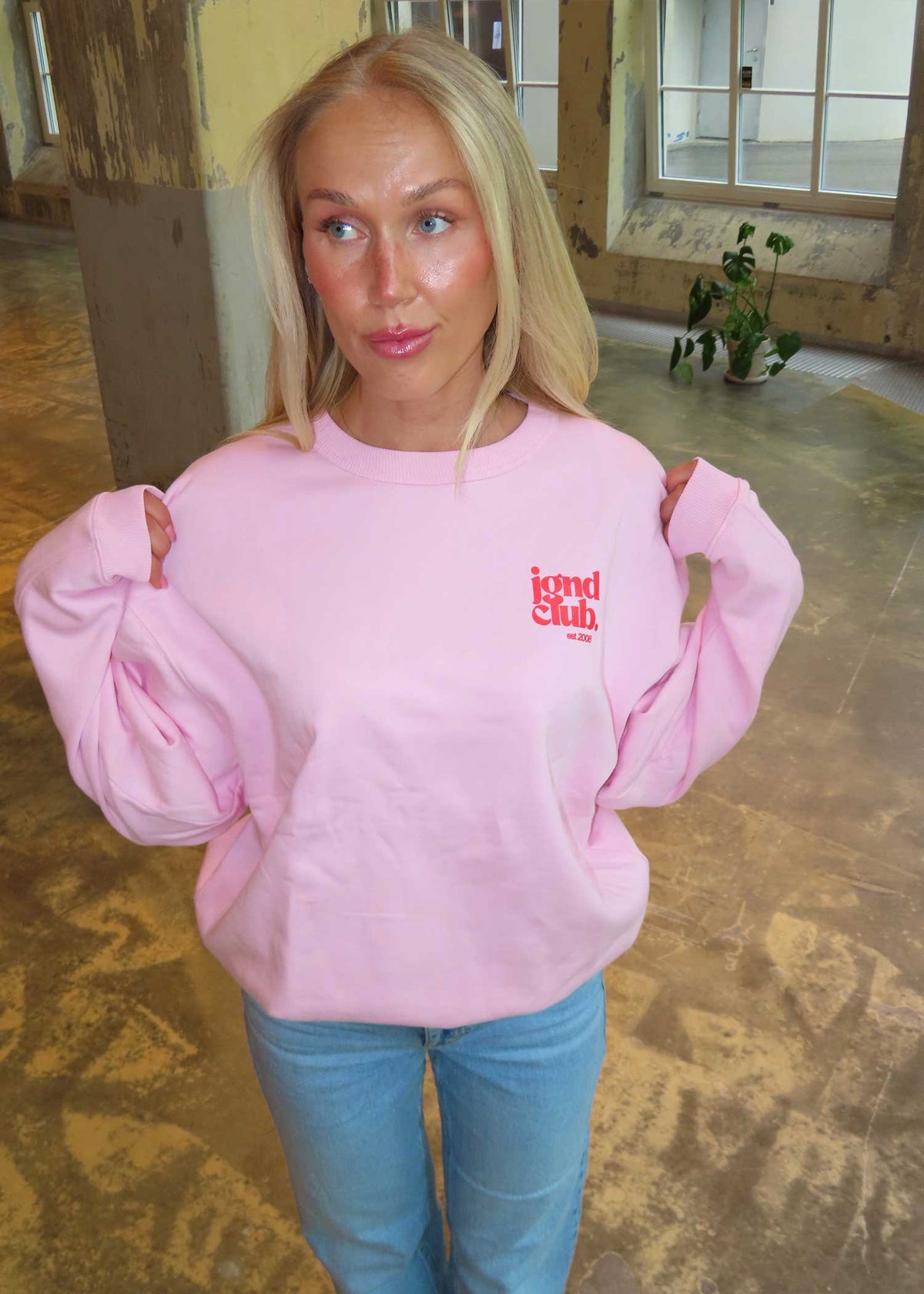 jgnd club. crewneck | strawberry