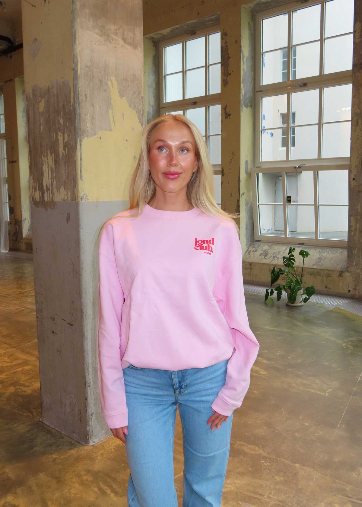jgnd club. crewneck | strawberry